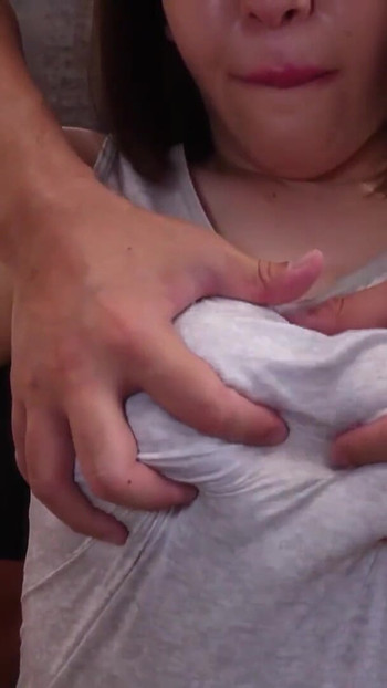 Izzadt jelenetet forgatott egy gyönyörű, nagy mellű lánnyal. Hazafelé tartott a munkából, szexuálisan aktív... | 1. klip