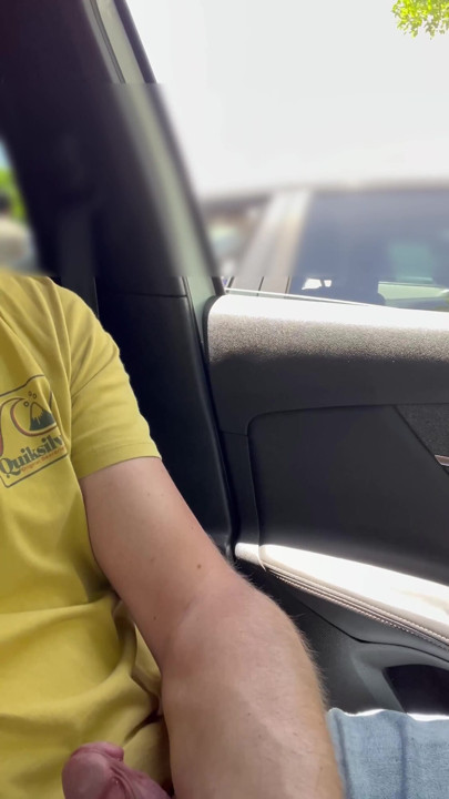 BeenJoy - dia melihatku saat dia masuk ke dalam mobilnya. Cewek itu melirik beberapa kali sebelum meninggalkan lapangan parkir | Klip 2