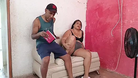 Неверная жена занимается страстным сексом с каменщиком, пока ее муж-куколд работает