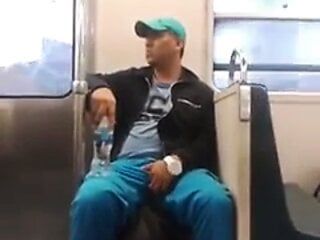 Str8 adam metroda şişkinliğini kapıyor