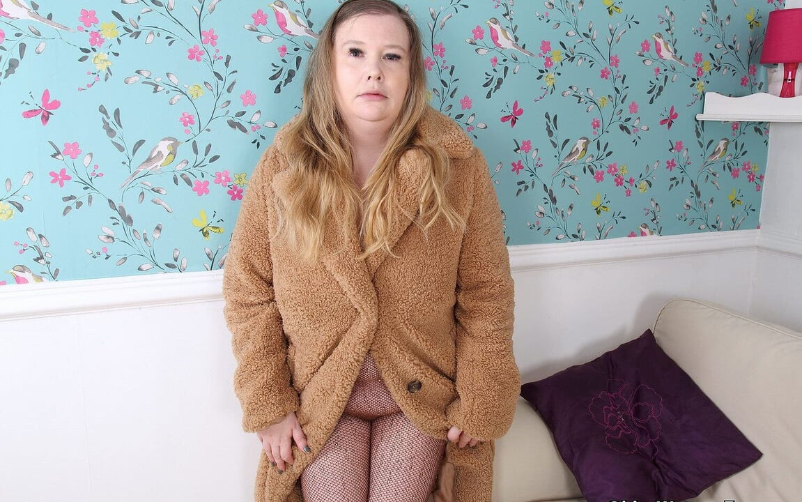 Chubby Mature Hayley Exposes Her Huge Boobies and Enjoys a Deep Dildo Fuck
