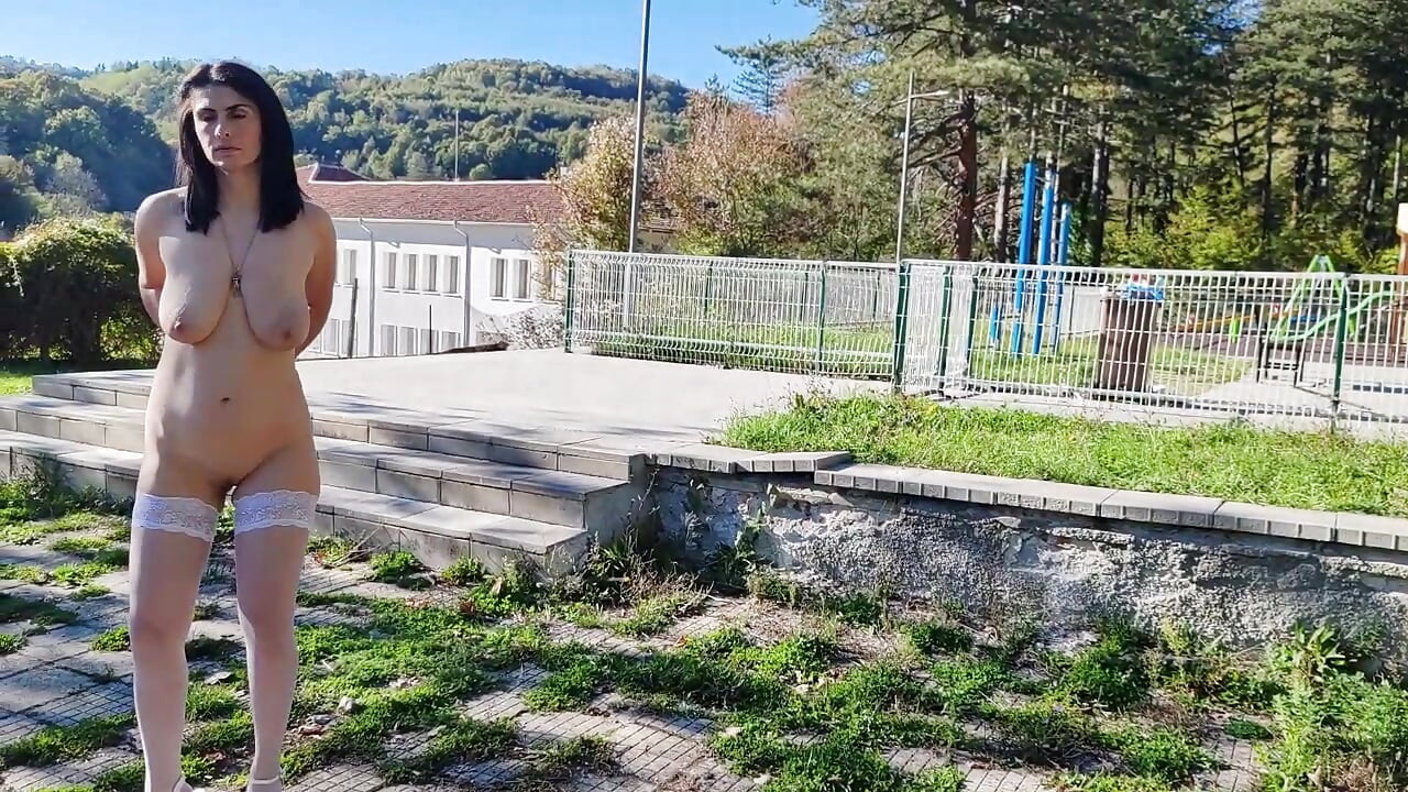 Küçük köyde soyunuyor