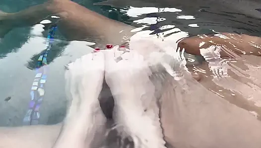 ногами в бассейне с подводным камшотом