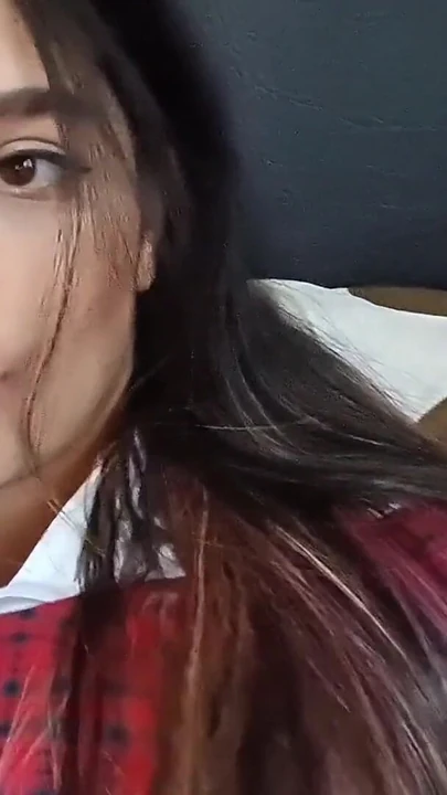Látványos pillanat a "Busty Arab Fingers And Shows Out Her Rich Mells" című filmből