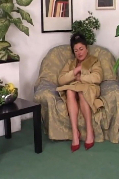 Bini amatur miang yang cantik dengan tetek bagus melancap jari pepek berbulunya dan pisang dan menikmatinya