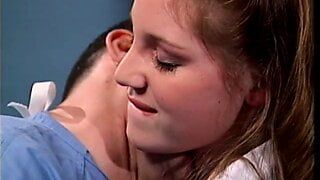 Linda adolescente candystriper es perforada por un médico en la sala de examen