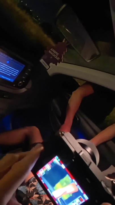 本当に素人で、駐車場に三本のチンコがある。私の初めての車でのセックス体験が乱交に変わった | クリップ 1