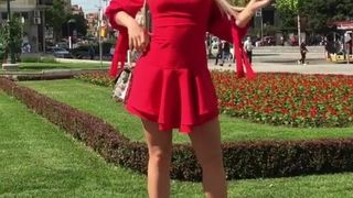 Heiße serbische MILF im sehr kurzen Kleid, posiert in High Heels