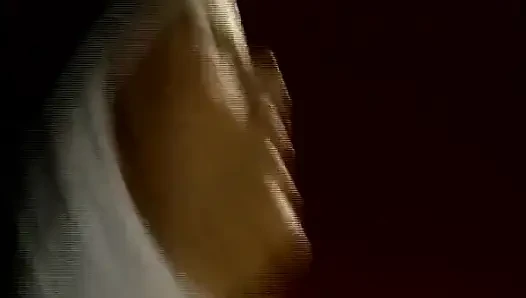 Esmer Alman orta yaşlı seksi kadın fetiş sahnesinde Silver Fox tarafından sikiliyor