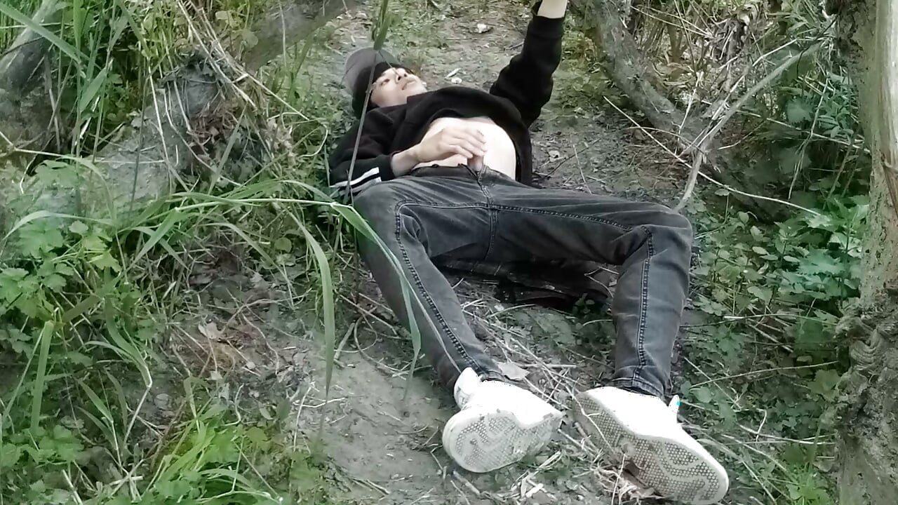 这个同性恋Twwink把他的鸡巴插进他的鸡巴，在外面撸管