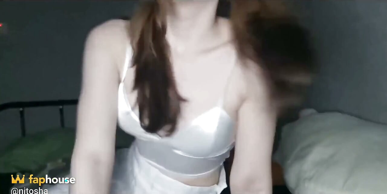 새아빠, 집에 와서 내 쪼이는 보지에 자지를 충분히 갖지 못했어
