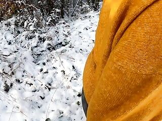 Topless de peitos batendo enquanto caminha pela neve