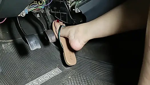 Corsa pedallarını flip floplarla hızlandırmak ve pompalamak