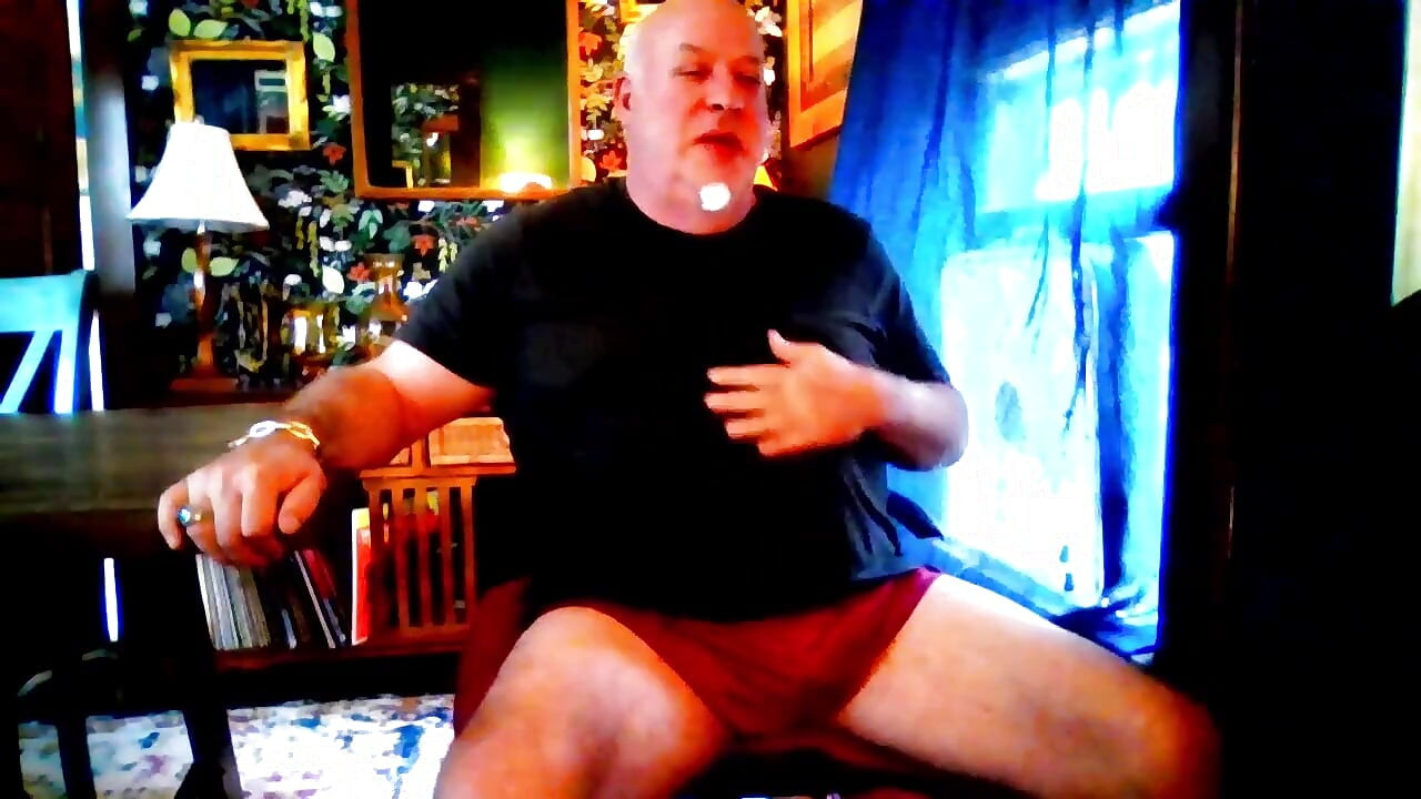 Seks kamera! Beruang melancap di web dalam jock putih