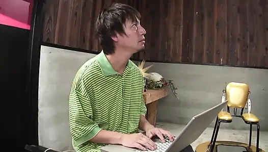 Memek berbulu pembantu ini di-fingering dan dientot habis-habisan sampai menetes