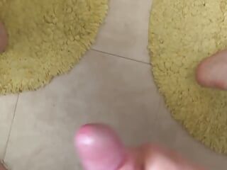 Masturbación con la mano antes de la ducha para ti