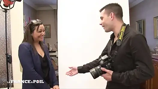 Güzel kız bir fotoğrafçıyla ilk kez anal seks yapıyor