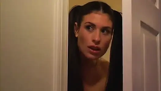 Zierlicher brünetter teenager bekommt eine gesichtsbesamung, nachdem sie einen schwanz im bett gelutscht hat