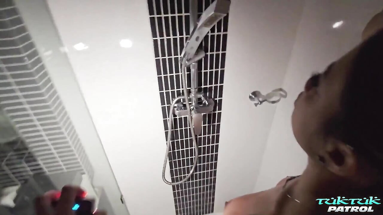 쪼이는 태국 보지와 섹스하는 Tuktukpatrol 외국인 POV