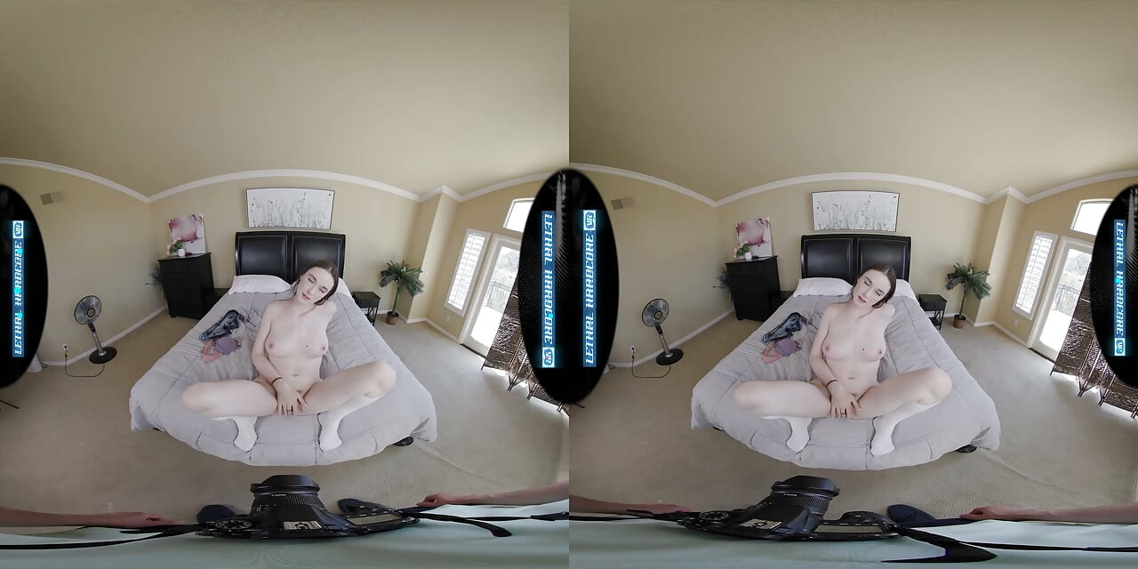 LETHAL HARDCORE VR - 대학 신입생 HAZEL MOORE가 스타가 되기 위해 너를 박는다