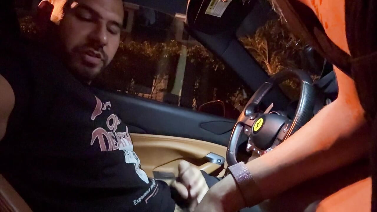 Teddy Tarantino rucha małego smoka w swojej rarri