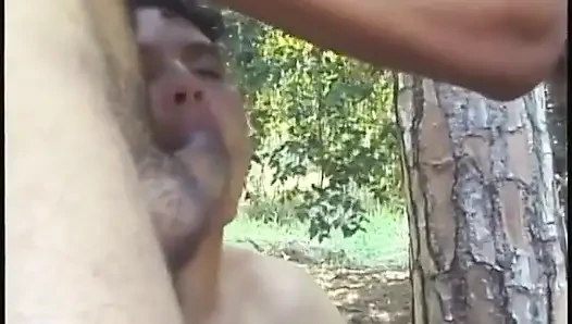 Dua cewek latina seksi lagi asik nyepong kontol pria mereka di hutan