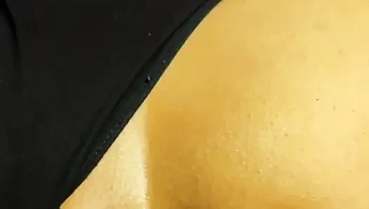 Büyük götlü yenge amcığını sikiyor ve götünü yalıyor