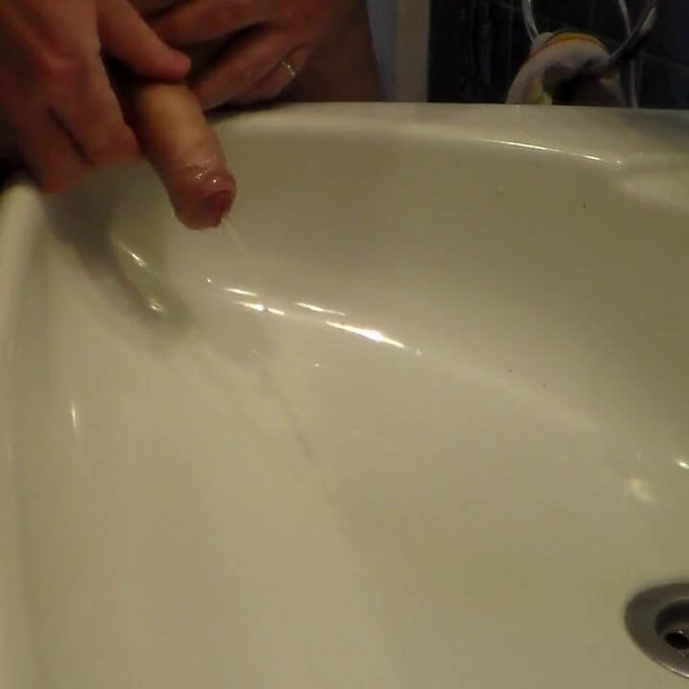 John正在浴室水槽里撒尿