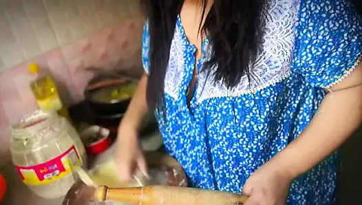 Hintli desi ateşli teyze sabah amcası evde yokken mutfakta yemek yaparken komşu adam tarafından sikiliyor