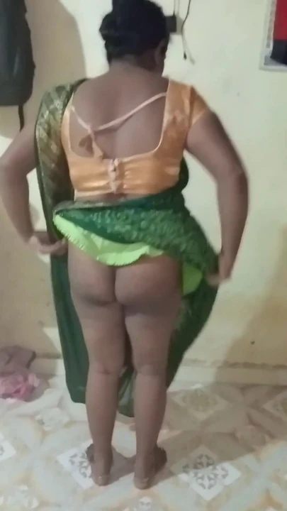 deshi aunty saree change & showing pussy | Clip 1