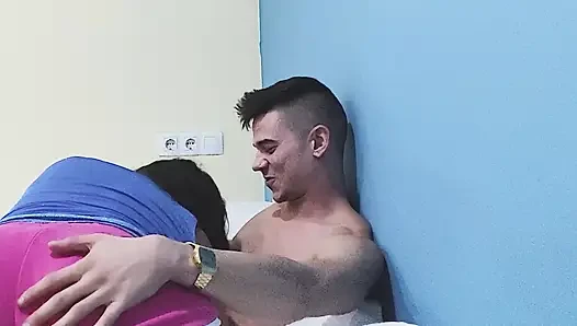 Meine Schwiegermutter erwischt mich, wie ich an ihrem Slip rieche, und wird wütend, aber ich ficke sie und es verschwindet