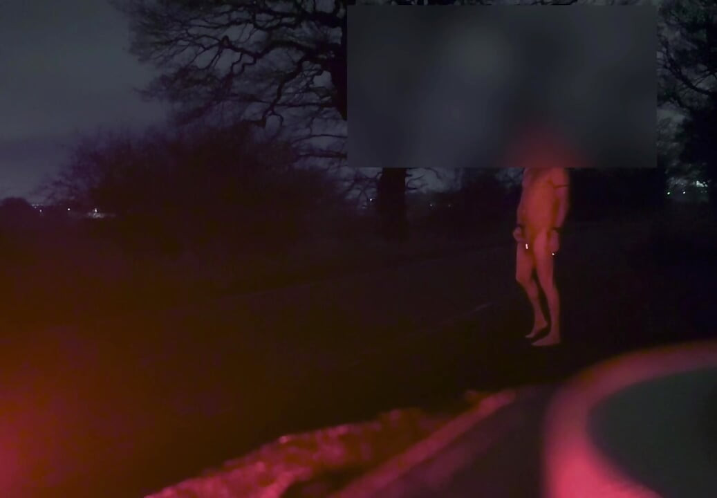 Yolda çıplak ve mastürbasyon yapıyor