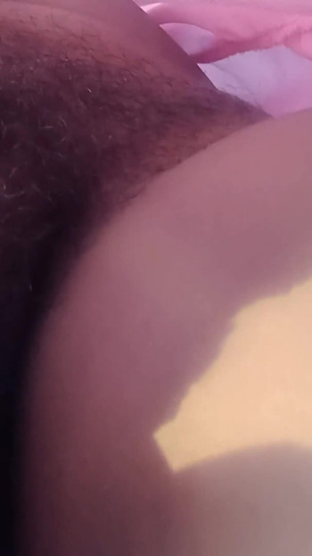 Vedd fel a szoknyám rajongói kérését, villantsd meg a szőrös puncimat