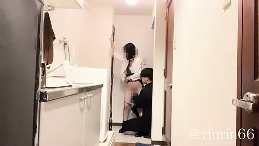 gadis jepang 18 tahun. Setelah membeli makanan ringan di toko, dia berhubungan seks tepat di pintu masuk.