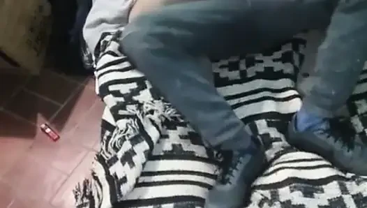 Gadis montano dengan kasur di lantai