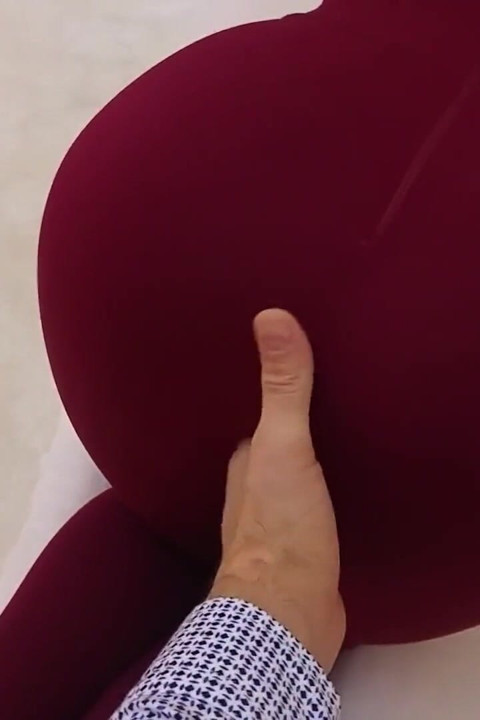 Cette jolie salope russe adore le fisting profond de sa chatte