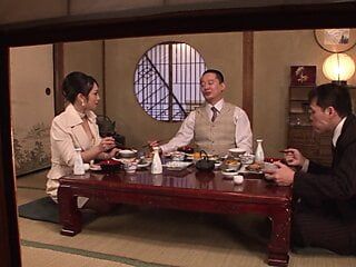 ¡La cena familiar se intensificó! Japonesa olvida sus modales y folla en un trío