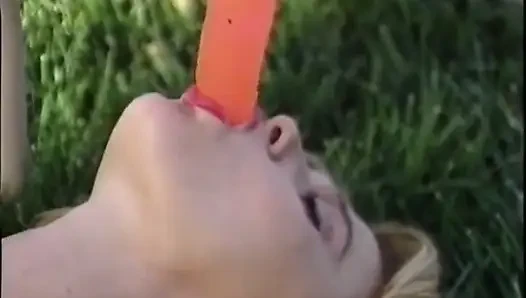 Lesbian jilat memek dildo di luar ruangan sambil main threesome