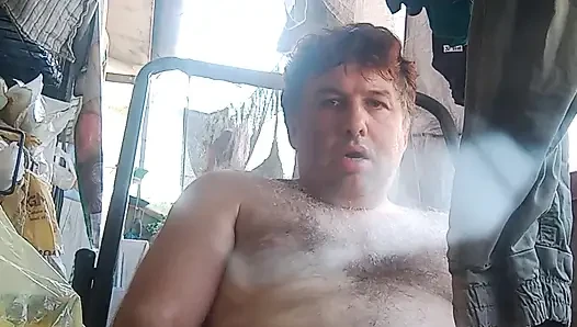 Adam sandalyede mastürbasyon yapıyor boşalıyor ve dölünü değerlendiriyor