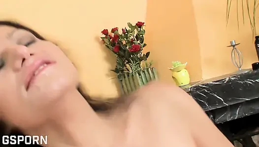 Heyecanlı ıslak amcıklı esmer orta yaşlı seksi kadın kanepede sikiliyor ve ağzına boşalıyor