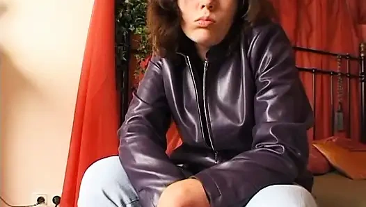 Si rambut cokelat toket kecil mengobel dan menggosok memeknya