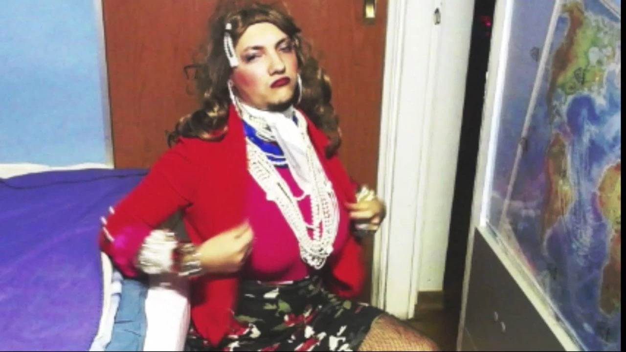 Il travestito si masturba e mostra un nuovo sguardo.