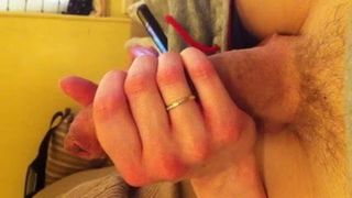 Intermitente masturbación con la mano en sofá