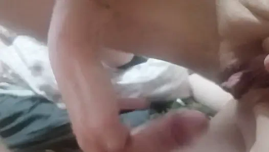 Boşalana kadar büyük klitorisini yarağıyla ovuyor