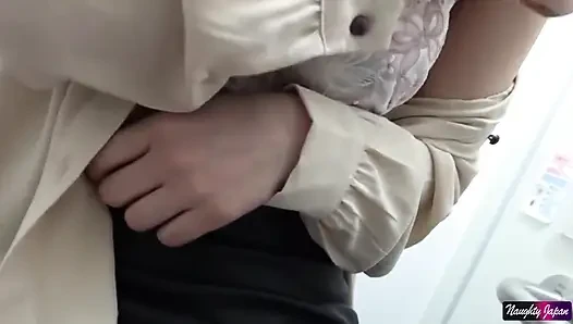 Hiçbir şey yokmuş gibi davranıyordu. Masum ifadesi kimsenin ulaşamayacağı bir yerde yavaşça değişiyor, 1.