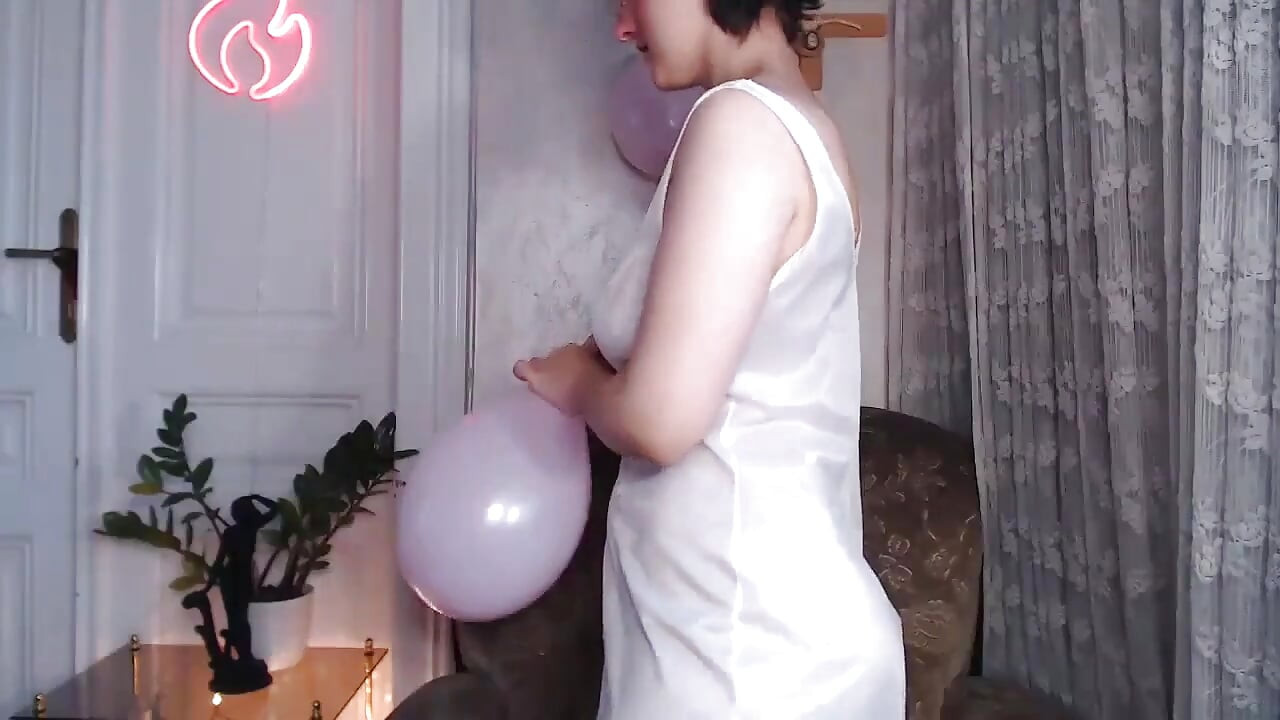 Camgirl - tufă completă sub cămașă de noapte