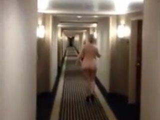 Andando nua no corredor do hotel