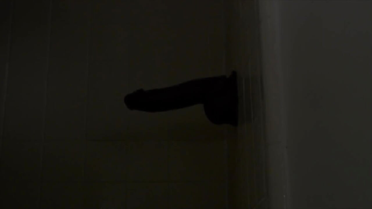 Dildo raksasa di pantatnya saat mandi