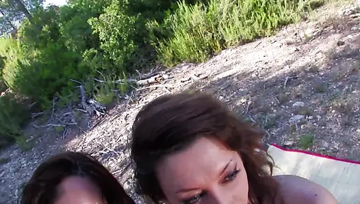 Dua pelacur lepas dientot pantatnya di taman