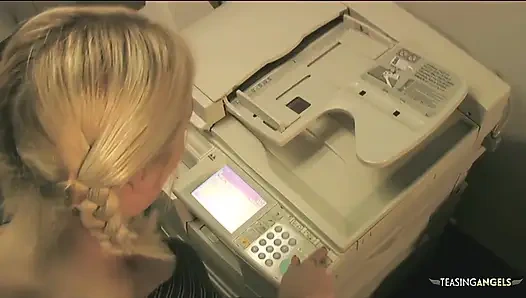 Sarışın patronla sikişirken çalışanlara kızmak yerine üçlü seks yapıyor